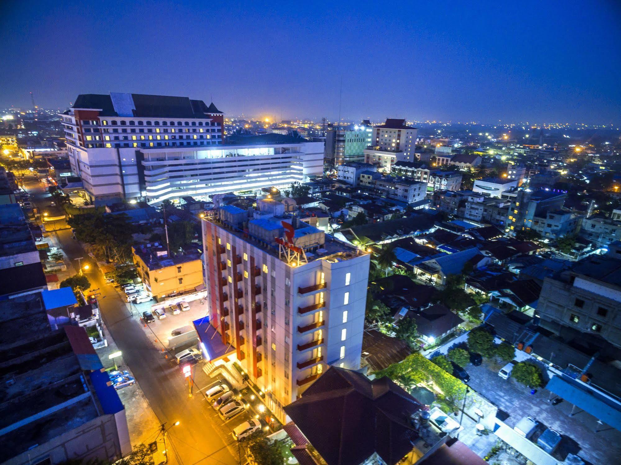 Monoloog Hotel Pekanbaru Extérieur photo